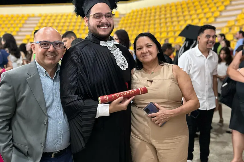 Repórter do Conecta Piauí celebra conquista com formatura em Jornalismo pela UFPI