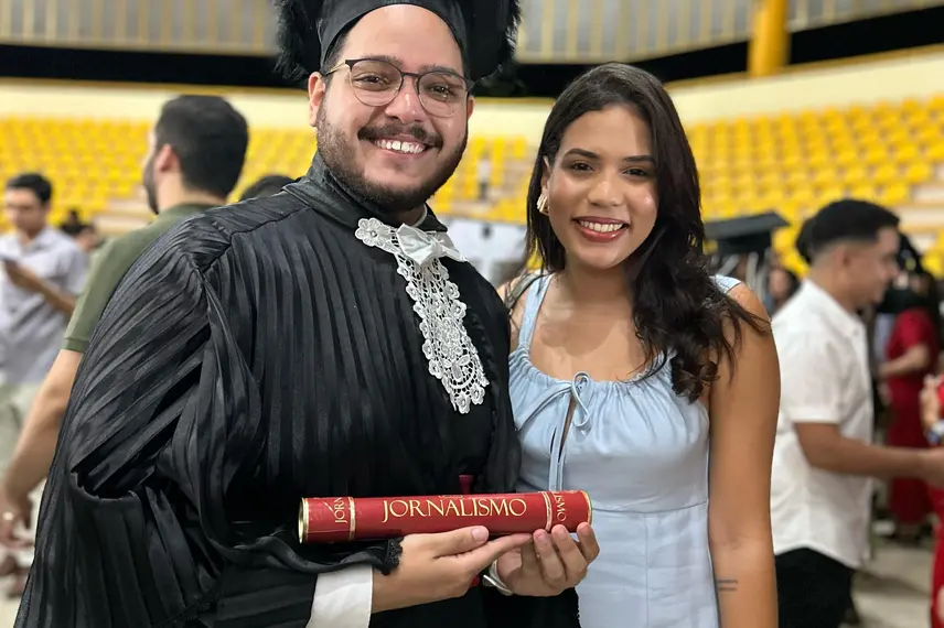 Repórter do Conecta Piauí celebra conquista com formatura em Jornalismo pela UFPI