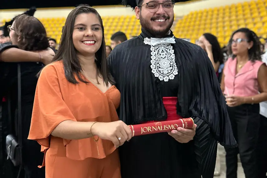 Repórter do Conecta Piauí celebra conquista com formatura em Jornalismo pela UFPI