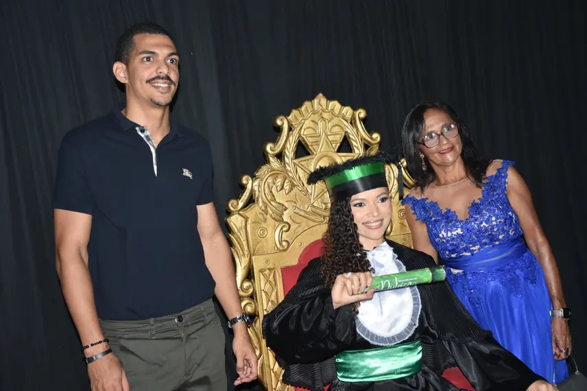 UFPI realiza colação de grau e entrega canudos a profissionais da área da saúde