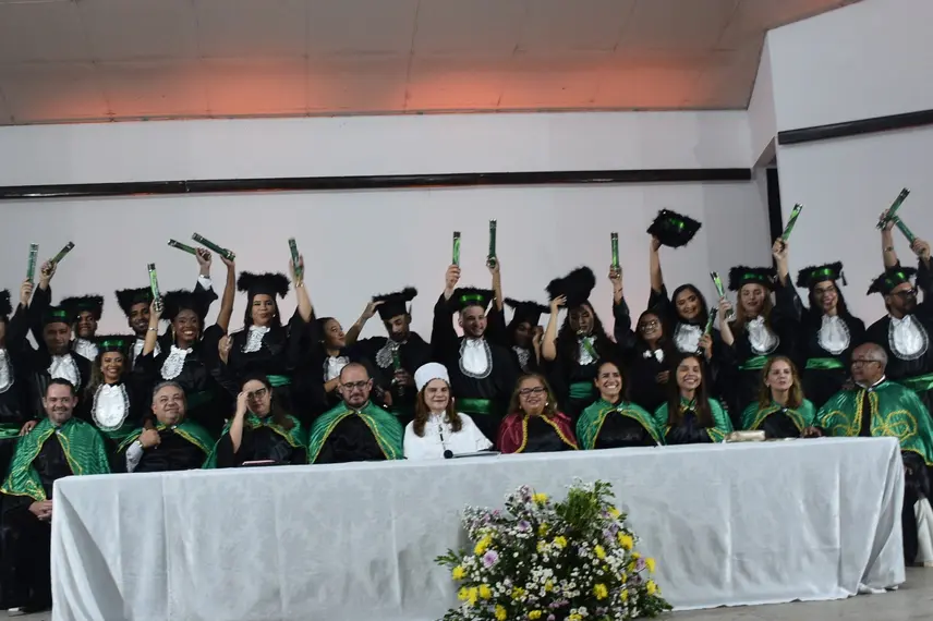 UFPI realiza colação de grau e entrega canudos a profissionais da área da saúde