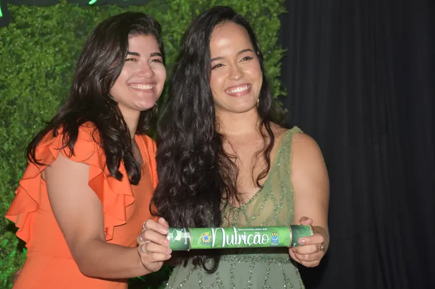 UFPI realiza colação de grau e entrega canudos a profissionais da área da saúde