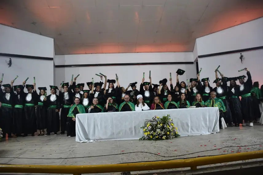UFPI realiza colação de grau e entrega canudos a profissionais da área da saúde UFPI realiza colação de grau e entrega canudos a profissionais da área da saúde