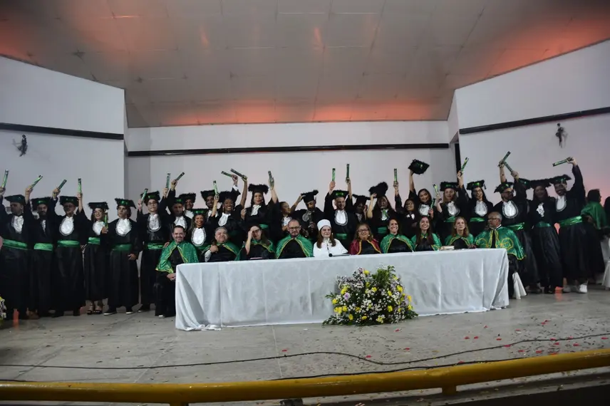 UFPI realiza colação de grau e entrega canudos a profissionais da área da saúde
