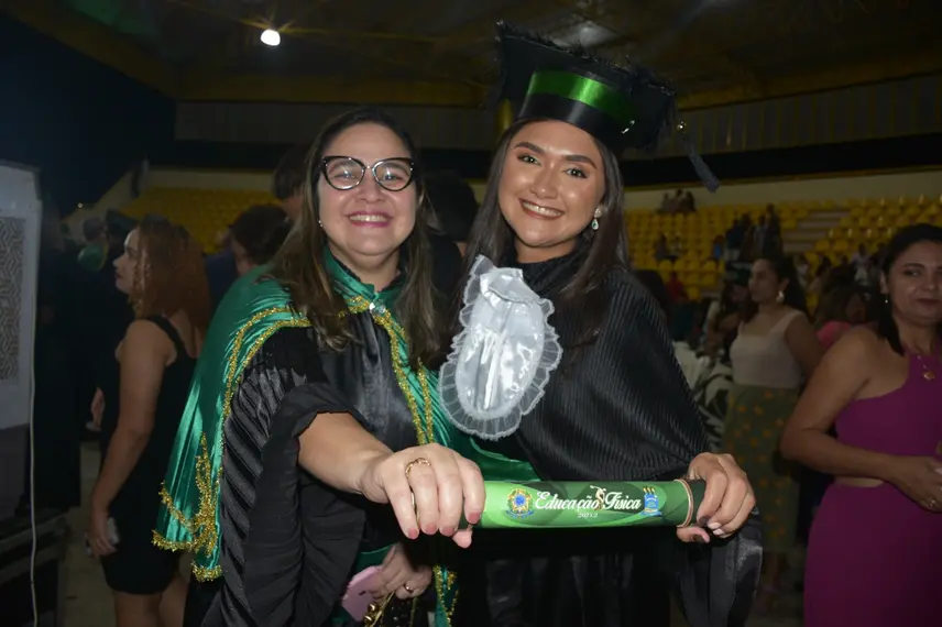 UFPI realiza colação de grau e entrega canudos a profissionais da área da saúde