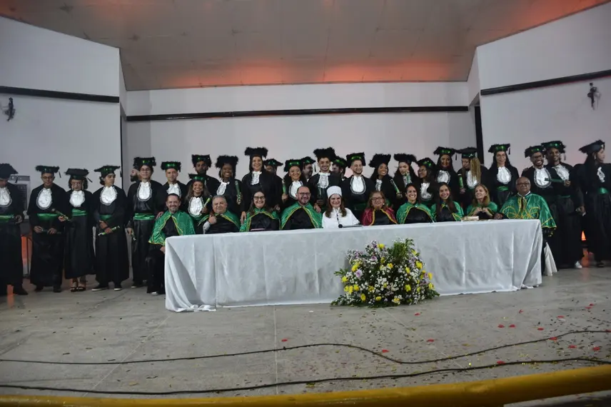 UFPI realiza colação de grau e entrega canudos a profissionais da área da saúde