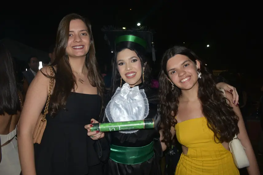 UFPI realiza colação de grau e entrega canudos a profissionais da área da saúde