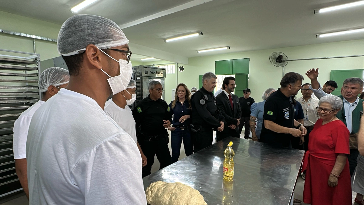 Wellington Dias visita projetos de ressocialização na penitenciária Major César