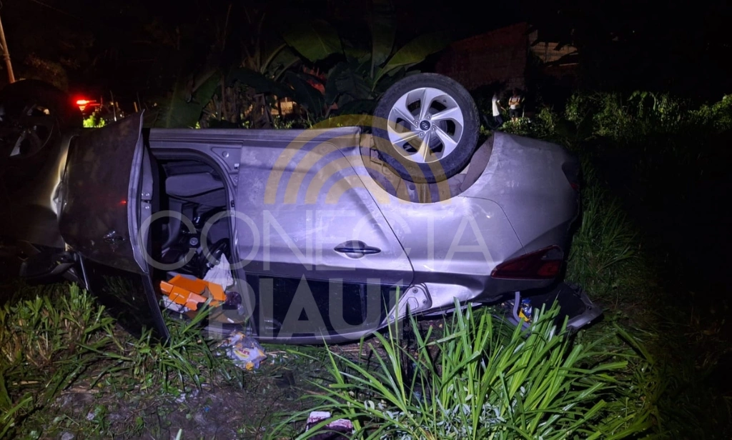 Bandidos em fuga tombam carro com vítima no porta-malas após arrastão em Teresina