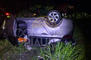 Bandidos em fuga tombam carro com vítima no porta-malas após arrastão em Teresina (Foto: Reprodução)