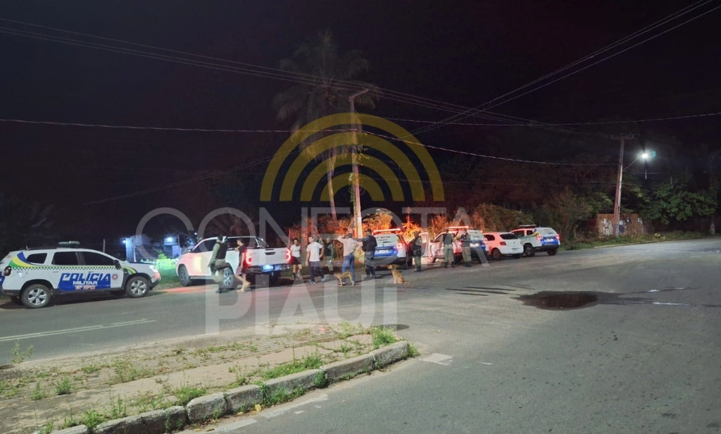 Bandidos em fuga tombam carro com vítima no porta-malas após arrastão em Teresina