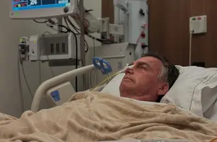 Bolsonaro posta foto em leito de hospital e comenta cirurgia: 'Buscando forças' (Foto: Reprodução)