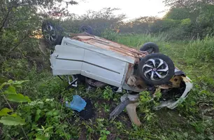 Buraco na pista e inexperiência do condutor podem ter causado a morte de 3 jovens (Foto: Reprodução/PRF)