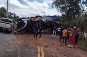 Caçamba carregada de brita se desprende de carreta e tomba entre Batalha e Barras (Foto: Reprodução)
