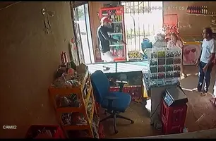 Câmera de segurança registra assalto em mercadinho na zona Sul de Teresina (Foto: Reprodução)