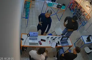 Câmeras de segurança registram assalto a loja de celulares em Boqueirão do Piauí (Foto: Reprodução)