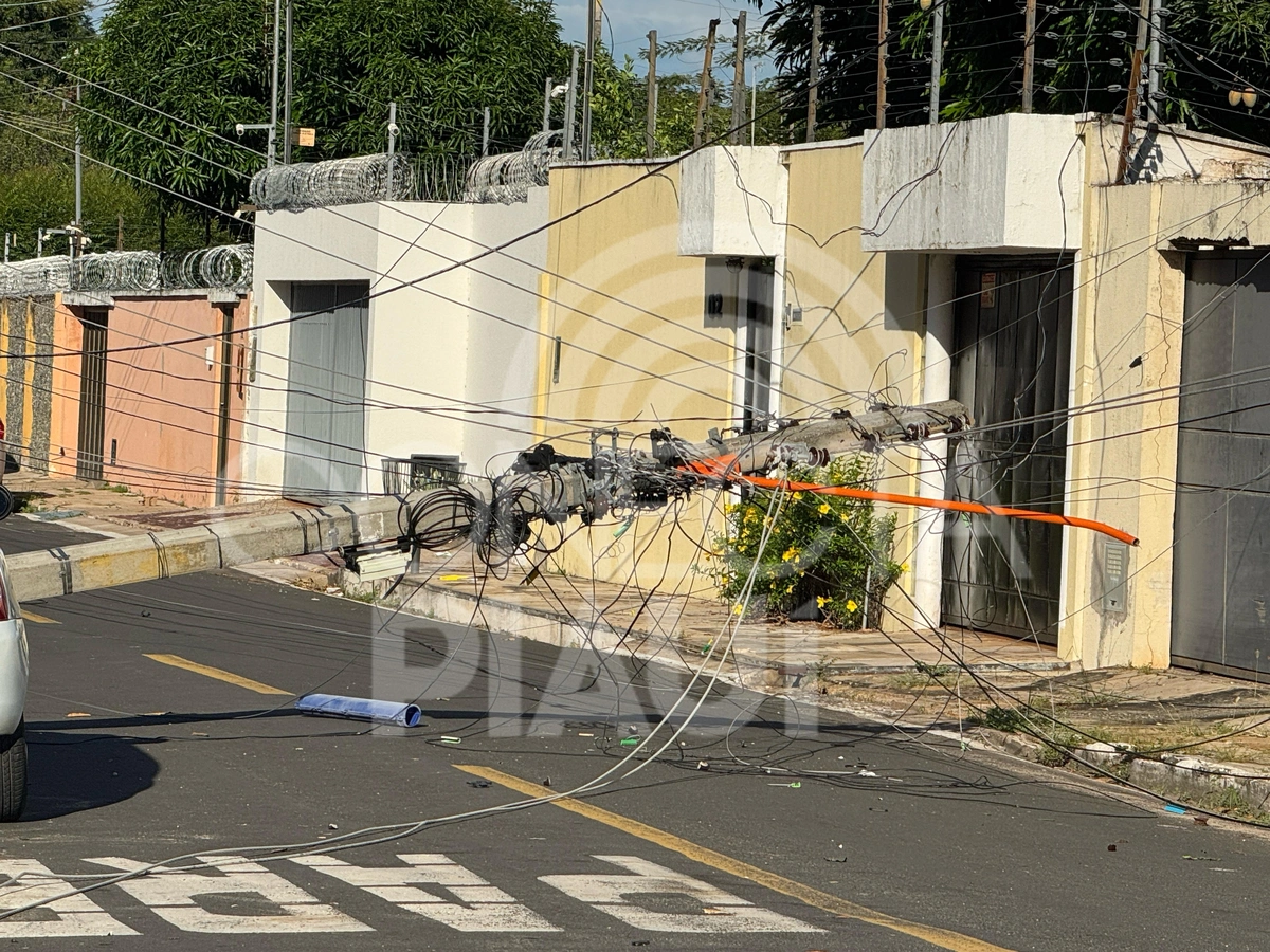 Caminhão de supermercado derruba cinco postes em rua na zona Leste de Teresina