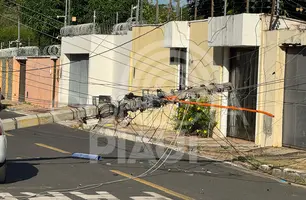 Caminhão de supermercado derruba cinco postes em rua na zona Leste de Teresina (Foto: Conecta Piauí)