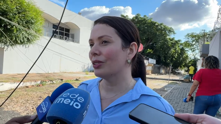 Caminhão de supermercado derruba cinco postes em rua na zona Leste de Teresina