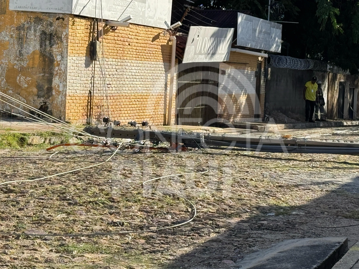 Caminhão de supermercado derruba cinco postes em rua na zona Leste de Teresina