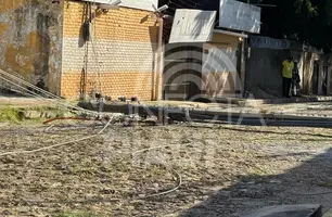 Caminhão de supermercado derruba cinco postes em rua na zona Leste de Teresina (Foto: Conecta Piauí)