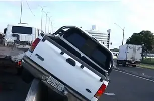Caminhonete tomba no viaduto da avenida Miguel Rosa e causa grande congestionamento (Foto: Reprodução)
