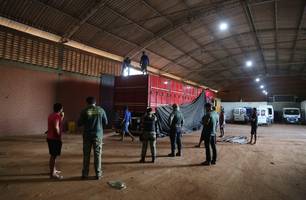 Carreta com madeira ilegal é apreendida em Simplício Mendes; motorista é multado (Foto: Reprodução)