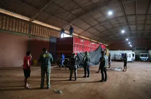 Carreta com madeira ilegal é apreendida em Simplício Mendes; motorista é multado (Foto: Reprodução)