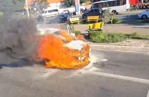 Carro pega fogo em cruzamento de avenida no Centro de Teresina (Foto: Conecta Piauí)