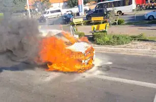 Carro pega fogo em cruzamento de avenida no Centro de Teresina (Foto: Conecta Piauí)