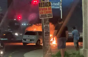 Carro pega fogo na zona Sudeste de Teresina (Foto: Thaís Vilarinho)