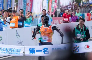 China realiza 1ª Corrida de Robôs contra Humanos; maratona durou cerca de 2 horas (Foto: Reprodução/X)