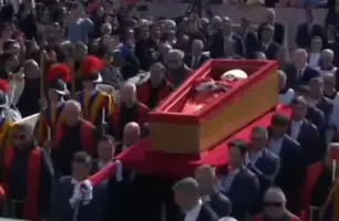 Corpo do papa Francisco é velado na Basílica de São Pedro em Roma (Foto: Reprodução/X)