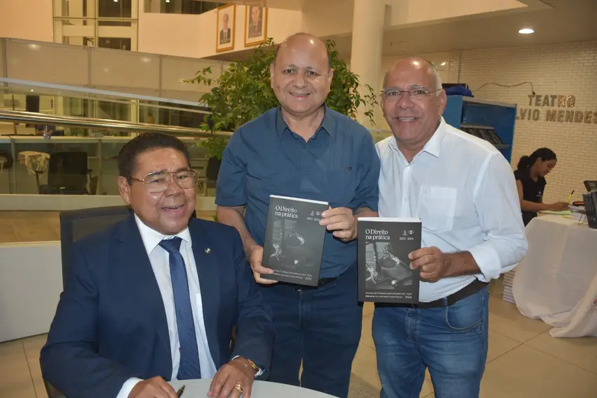 Desembargador José James Gomes Pereira lança o livro Direito na Prática no Sesc Cajuína Desembargador José James Gomes Pereira lança o livro Direito na Prática no Sesc Cajuína