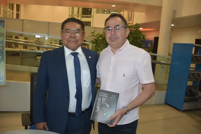 Desembargador José James Gomes Pereira lança o livro Direito na Prática no Sesc Cajuína Desembargador José James Gomes Pereira lança o livro Direito na Prática no Sesc Cajuína
