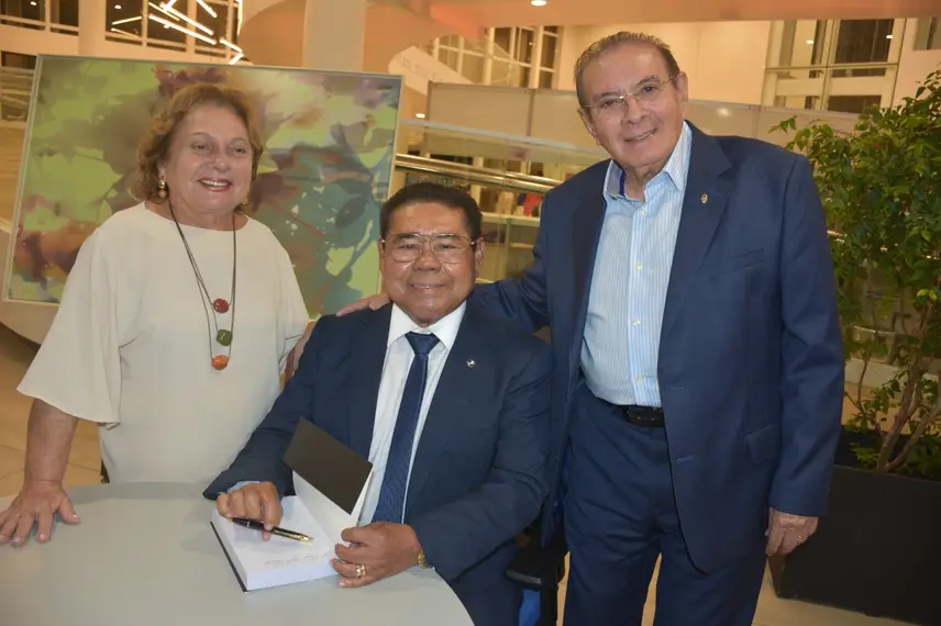 Desembargador José James Gomes Pereira lança o livro Direito na Prática no Sesc Cajuína Desembargador José James Gomes Pereira lança o livro Direito na Prática no Sesc Cajuína