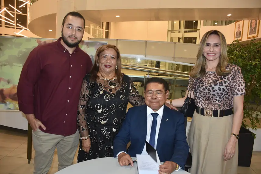 Desembargador José James Gomes Pereira lança o livro Direito na Prática no Sesc Cajuína Desembargador José James Gomes Pereira lança o livro Direito na Prática no Sesc Cajuína