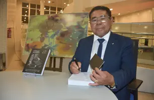 Desembargador José James Gomes Pereira lança o livro Direito na Prática no Sesc Cajuína (Foto: Magal/Conecta Piauí)