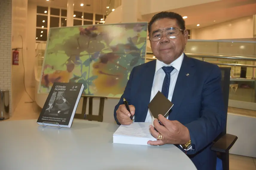 Desembargador José James Gomes Pereira lança o livro Direito na Prática no Sesc Cajuína Desembargador José James Gomes Pereira lança o livro Direito na Prática no Sesc Cajuína
