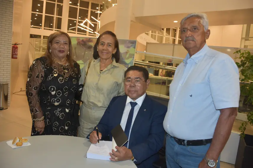 Desembargador José James Gomes Pereira lança o livro Direito na Prática no Sesc Cajuína Desembargador José James Gomes Pereira lança o livro Direito na Prática no Sesc Cajuína