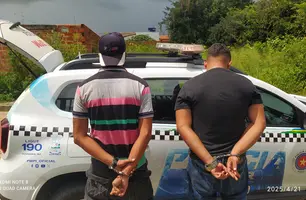 Dupla armada é presa dentro de banheiro de bar por tráfico de drogas em Pedro II (Foto: Divulgação/PMPI)