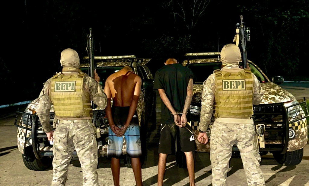Dupla é presa com drogas e arma de fogo na zona Leste de Teresina