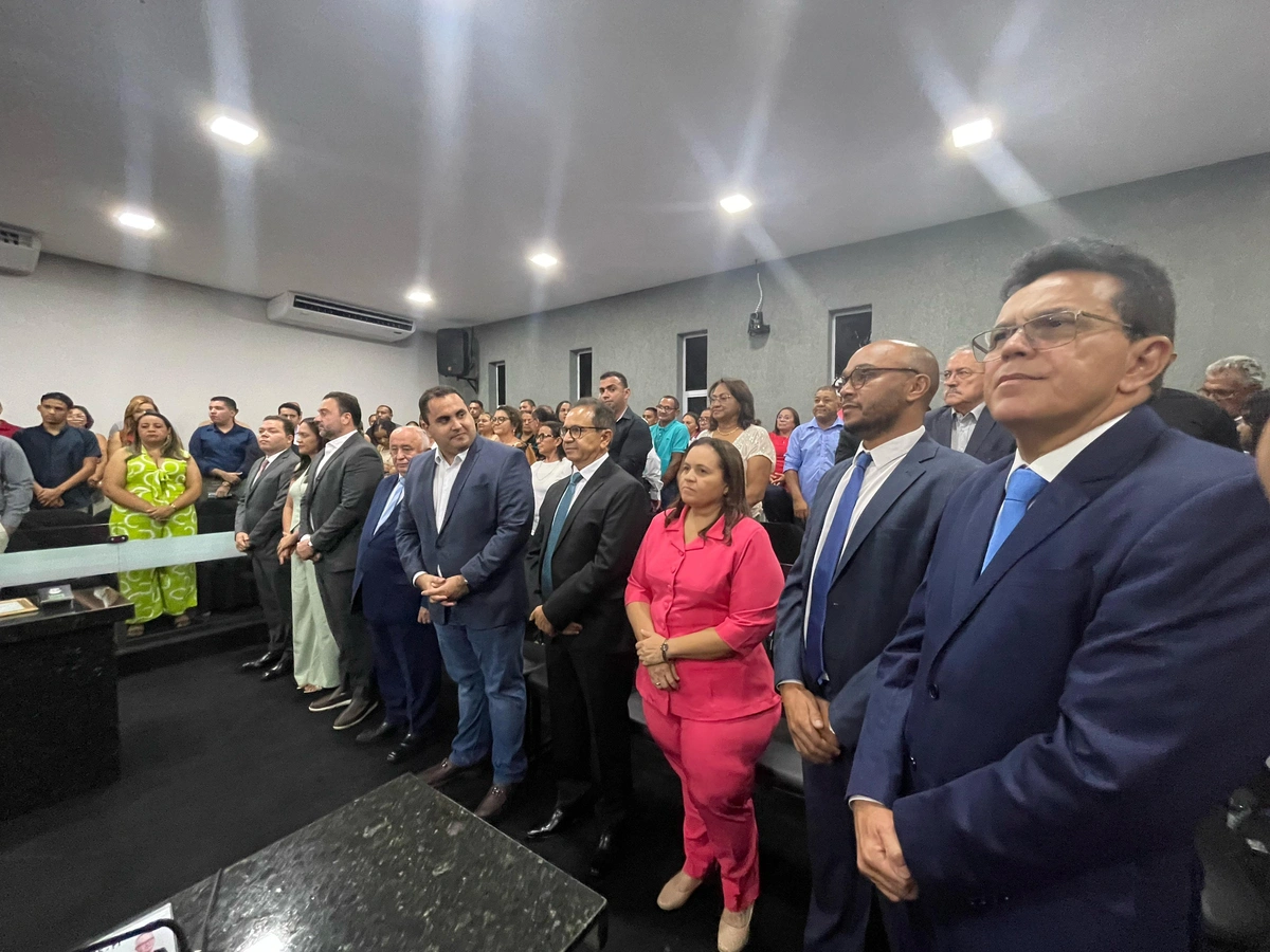 Durante a cerimônia, foram entregues comendas e títulos de cidadão freitense