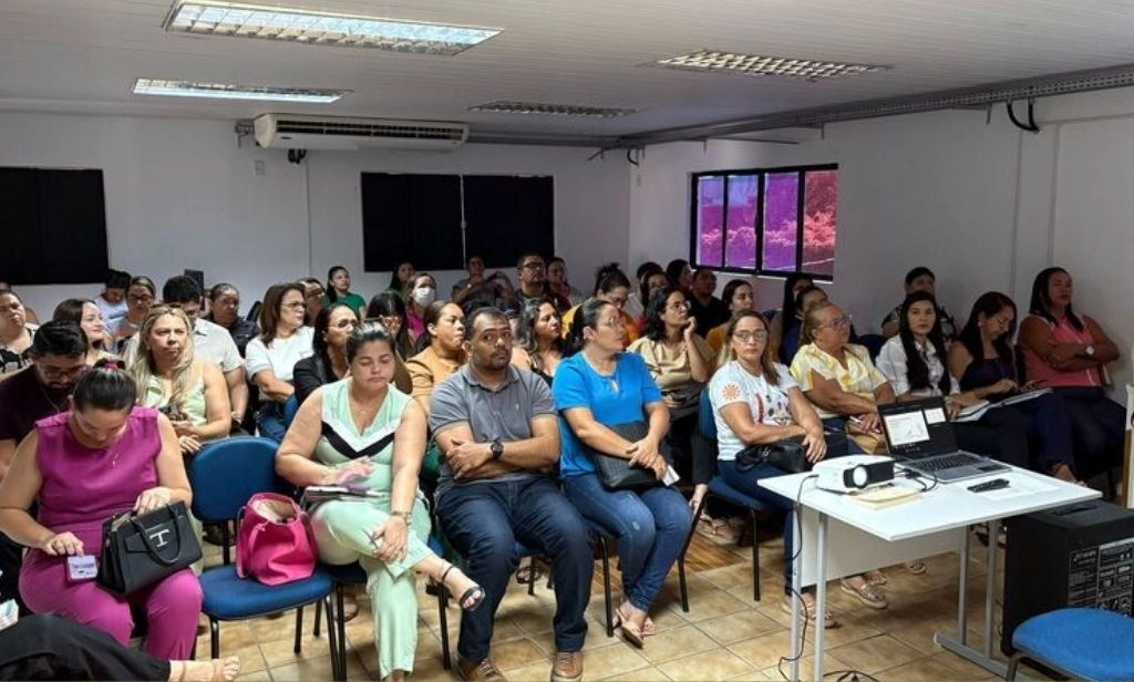 Encontro com gestores escolares discute estratégias e instrumentos avaliativos em Picos para 2025
