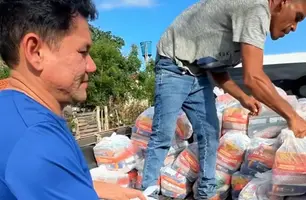 Entrega de cestas básicas marca Semana Santa nas comunidades de Miguel Alves (Foto: Reprodução)