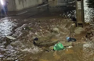 Estrutura de galeria é destruída na chuva e rua é bloqueada na zona Leste de THE (Foto: Conecta Piauí)