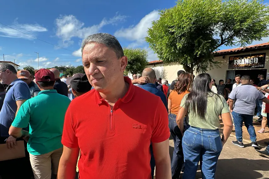 Governador entrega praça e pavimentação asfáltica em Sigefredo Pacheco Governador entrega praça e pavimentação asfáltica em Sigefredo Pacheco
