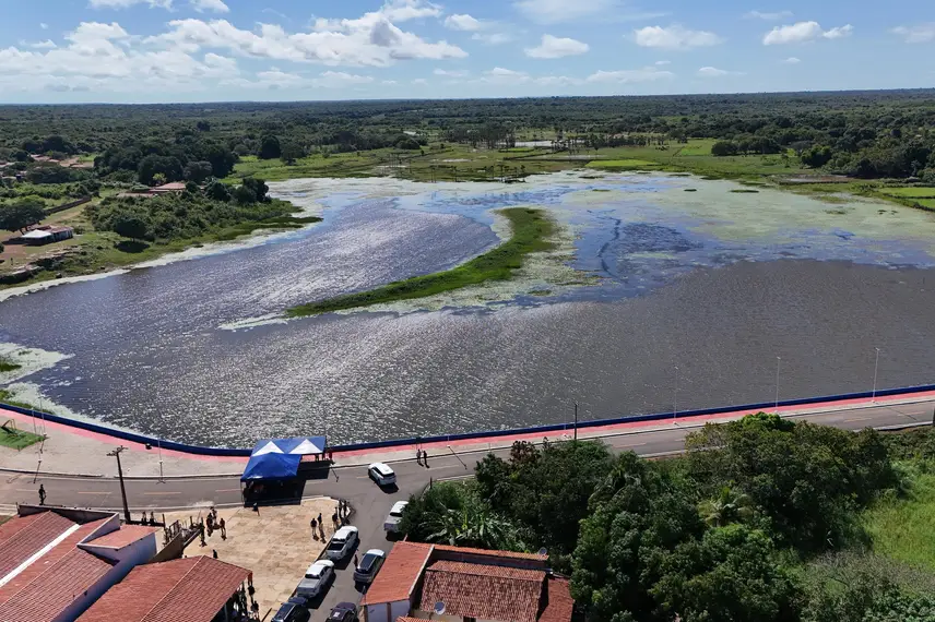 Governador entrega praça e pavimentação asfáltica em Sigefredo Pacheco Governador entrega praça e pavimentação asfáltica em Sigefredo Pacheco