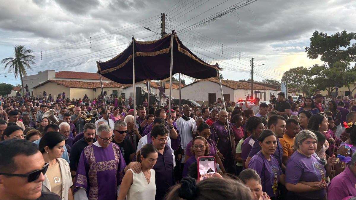 Governador participa da Procissão do Bom Jesus dos Passos com fiéis em Oeiras