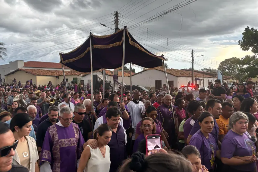 Governador participa da Procissão do Bom Jesus dos Passos com fiéis em Oeiras